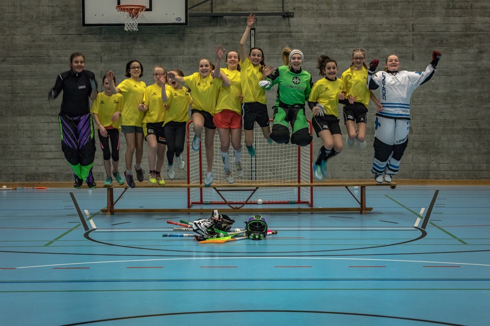Die C-Juniorinnen der Jona-Uznach Flames räumen beim Wettbewerb «Sport rauchfrei» 2016 ab